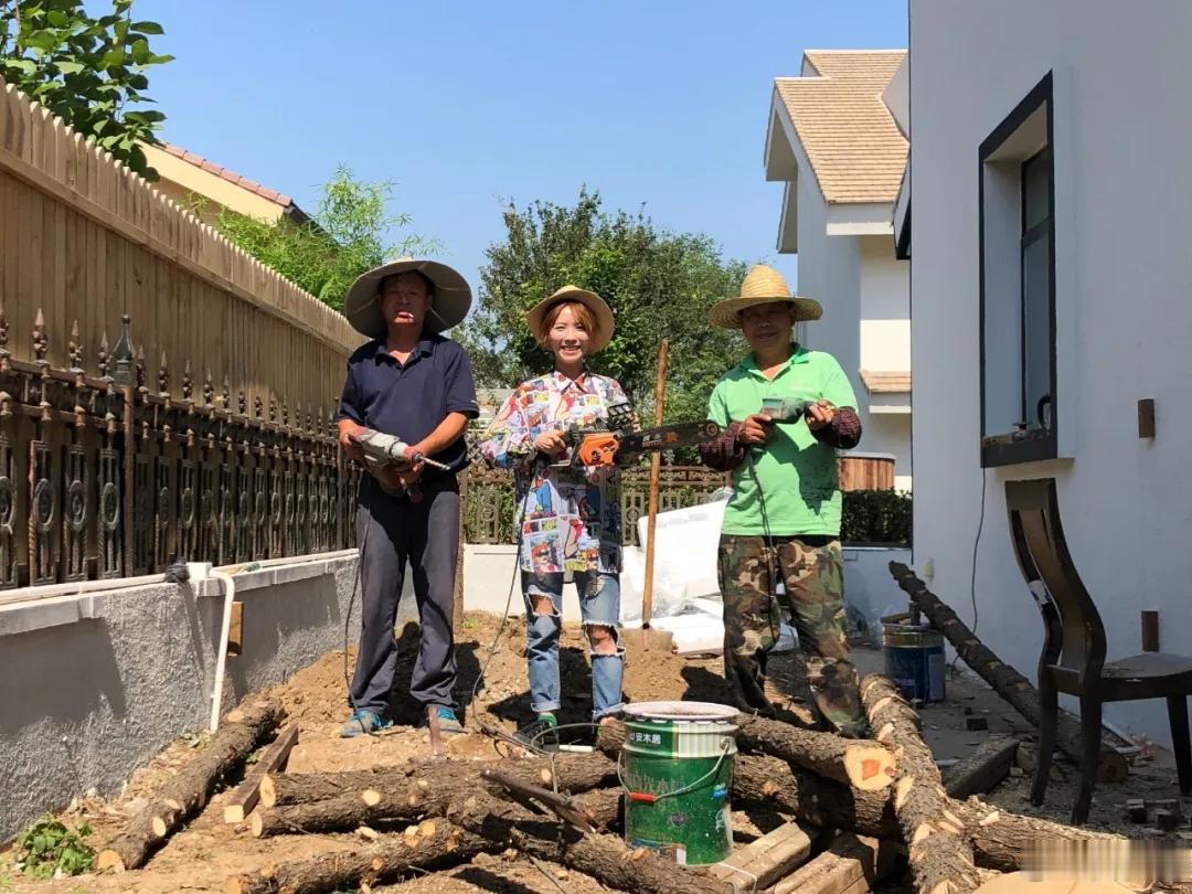 黄雅莉最近在《山田心农家乐》里又刷屏了，种菜、烧烤、办音乐会，把北京租来的破别墅