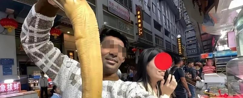 印度博主拿象拔蚌骚扰中国女生恶意剪辑，包容绝非纵容无礼行径。

印度博主赫曼特在