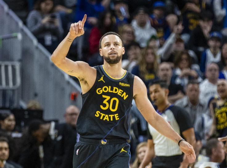 NBA常规赛，勇士半场70-66领先热火。上半场比赛，库里开局便受到不一样的防守