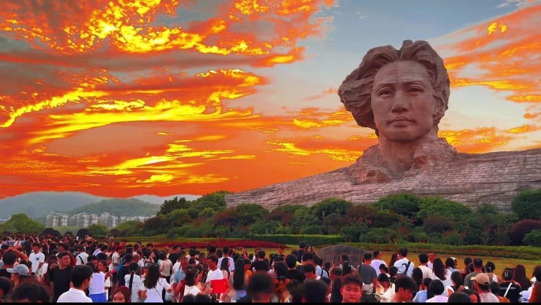 7月16日，橘子洲头的晚霞——浪漫到极致的盛景之诗。教员，你好！ 