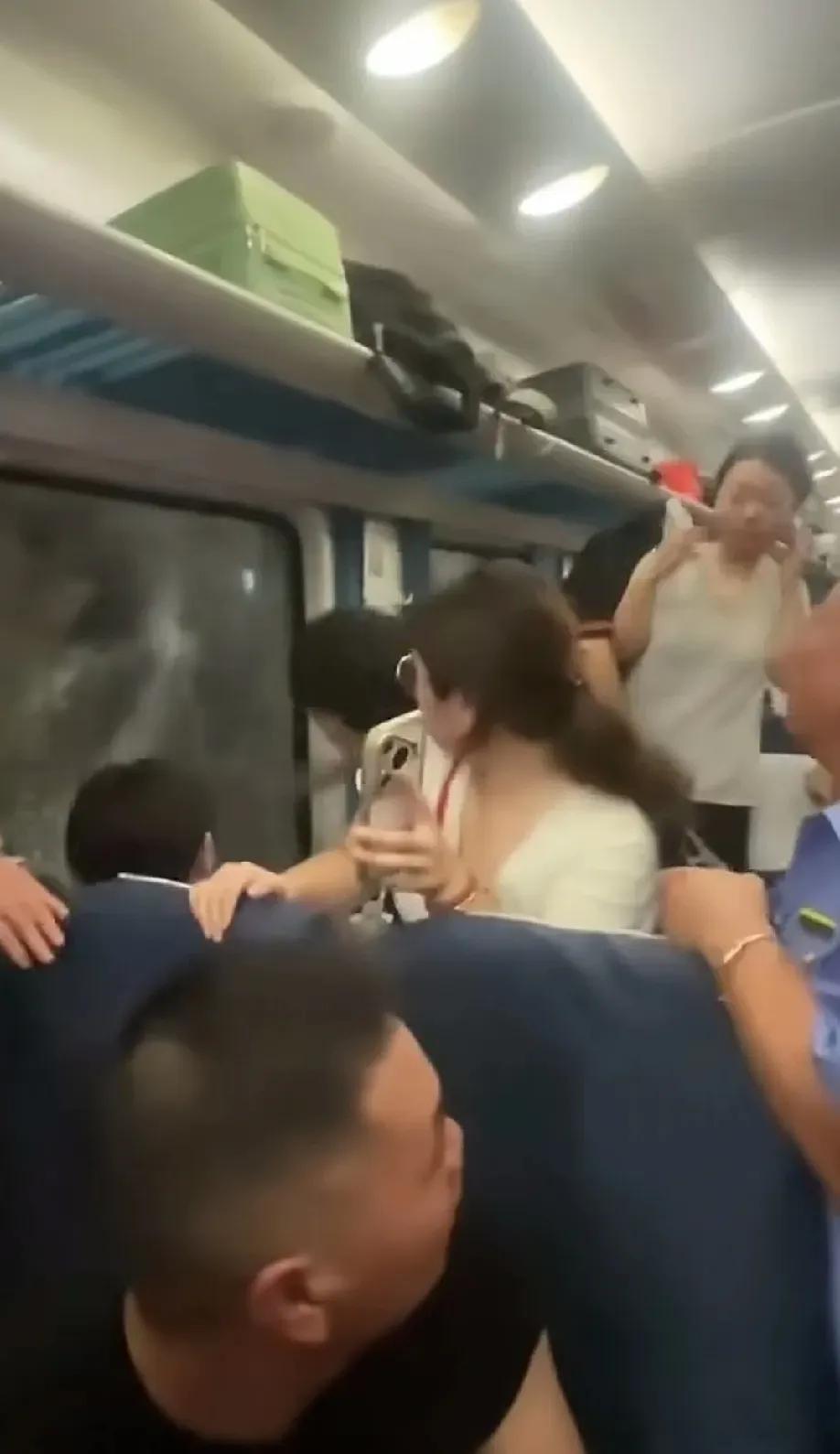 官方回应火车突发停车乘客砸窗通风这是重大事故，必须追究相关人员的责任。对于这种突