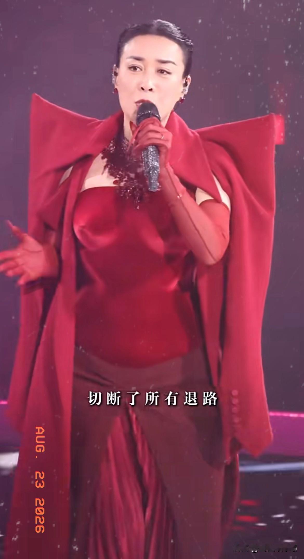 那英这回在北京开唱，
真把不少看热闹的人给震住了。

时隔十二年再开个唱，开票半