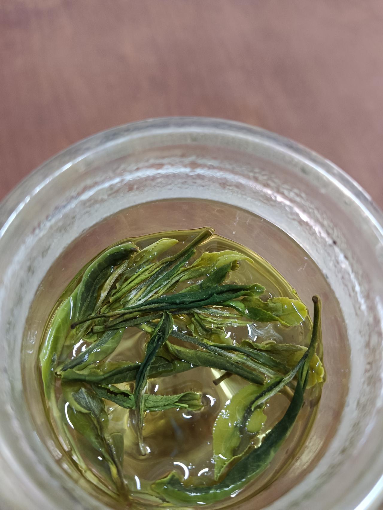 谁能喝到绿色无污染的茶？
  前些年，岳母看到别人家到处种茶树，她也在房前屋后栽