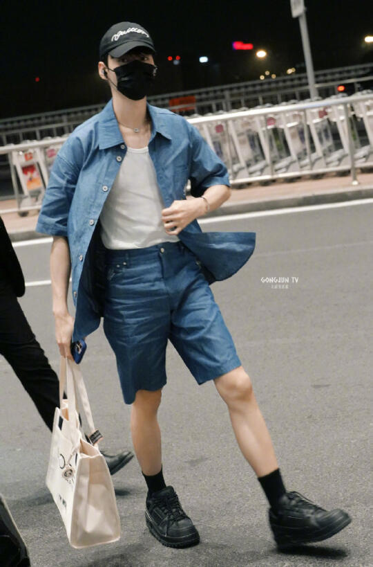 龚俊｜日常穿搭｜25早秋服饰亮相机场