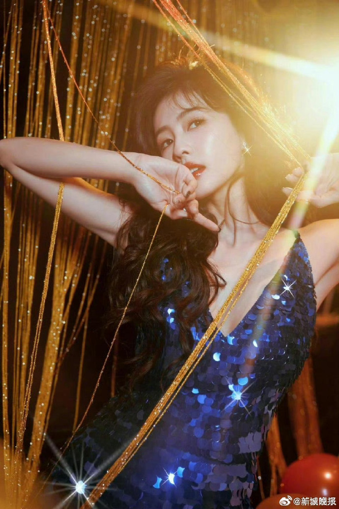 #女明星蓝色礼服出圈造型#【她们的蓝色礼服造型，你Pick哪一位？】冷艳深邃的蓝