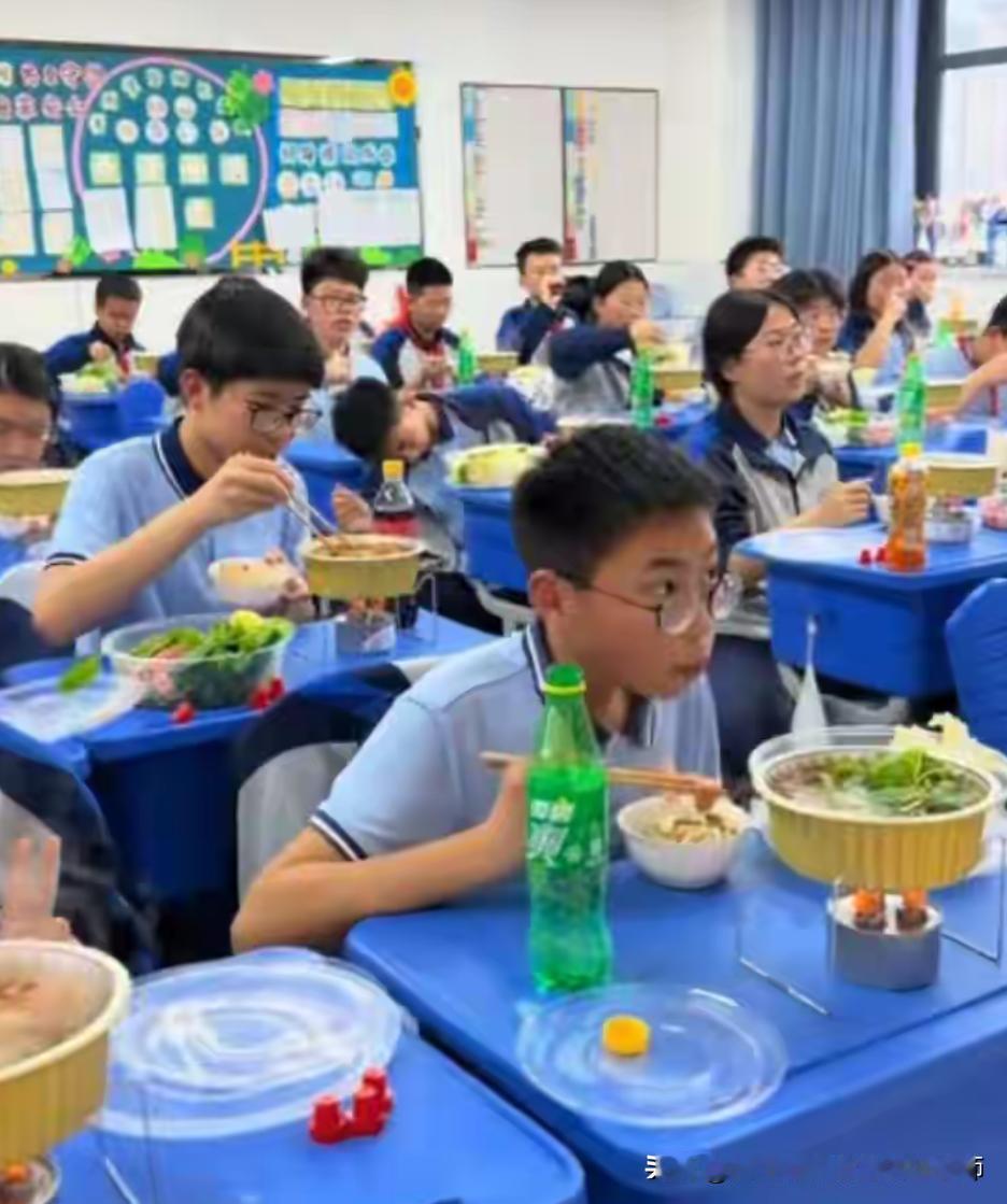 一次温馨的班级“火锅”活动被学生家长举报
理由是安全隐患、和班费的用途。现在的教