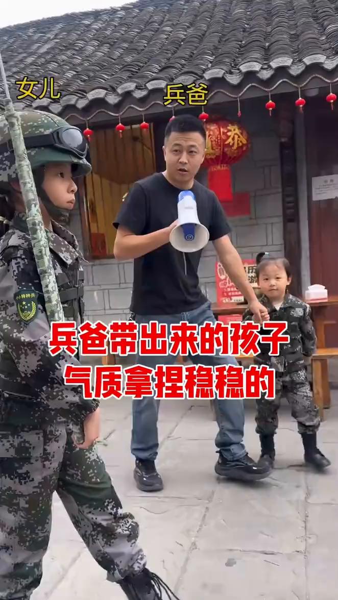 向右看，一二。