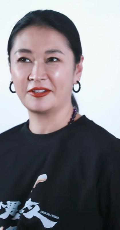 岁月沉淀的从容，这就是演员梁静。
时光沉淀下来的从容与笃定，在梁
静身上展现得淋