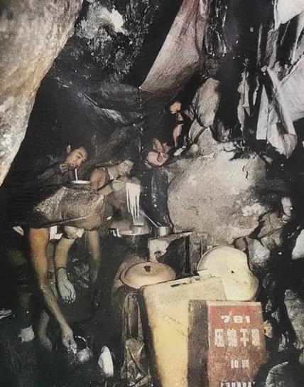 这是80年代，老山“猫耳洞”，几名战士正在吃饭时，一张罕见的留影，从照片中我们可