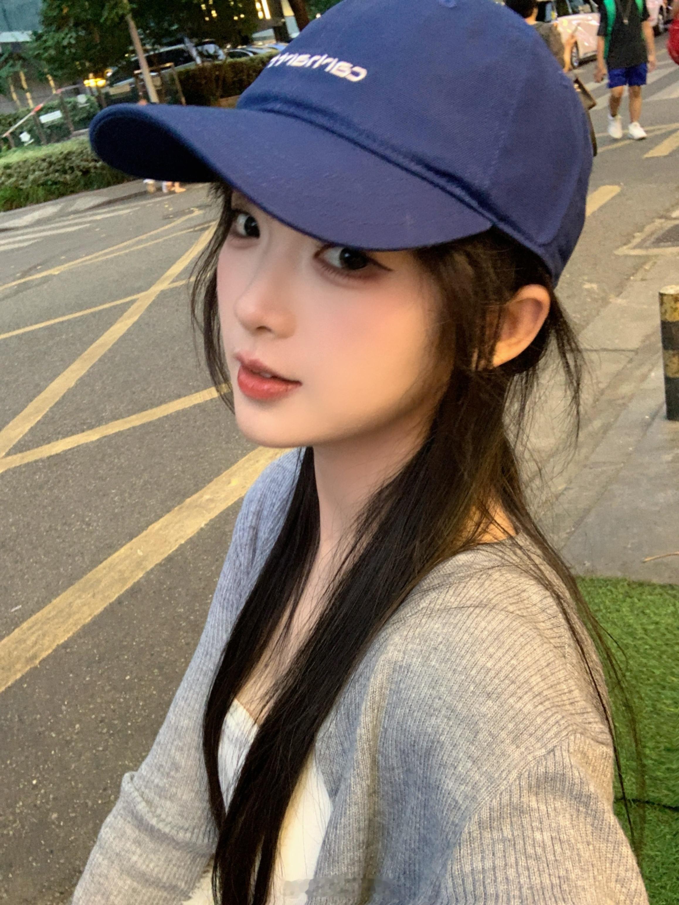 陪朋友逛街 然后自己买了个小蓝帽子🧢 ​​​