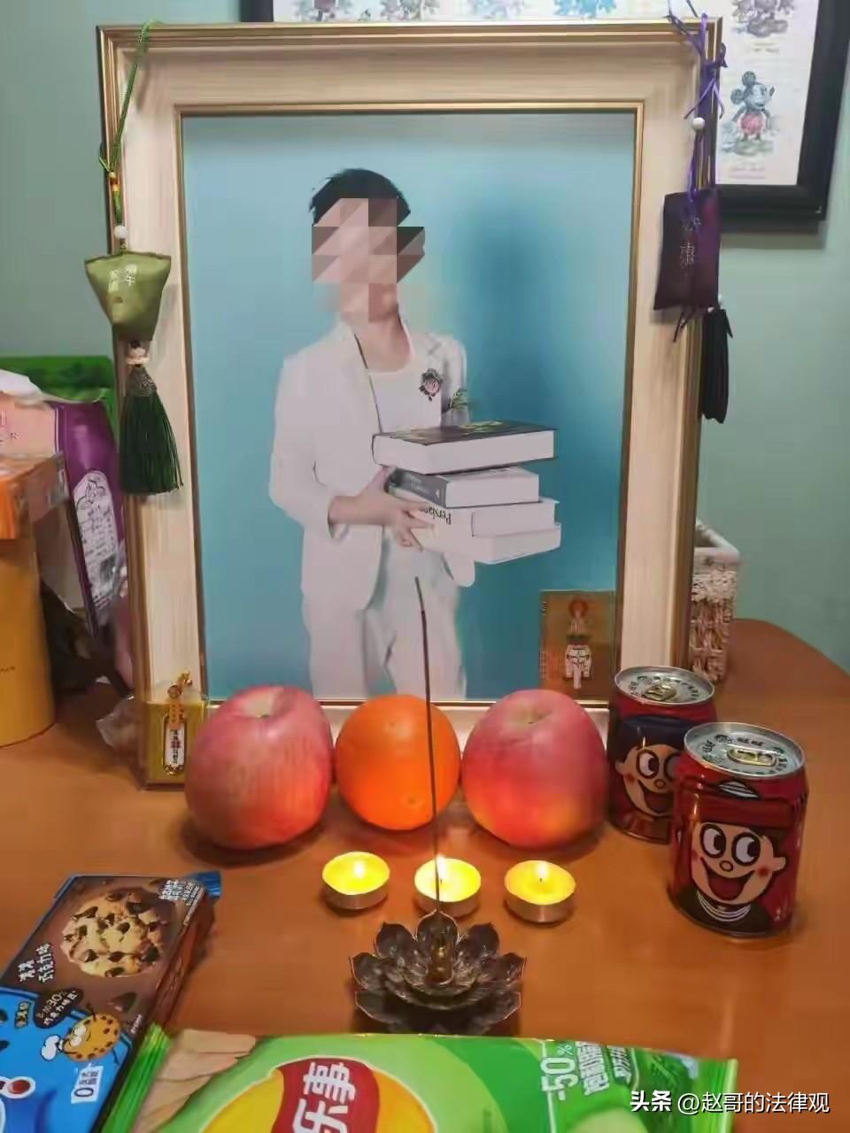 重庆，一对夫妻11岁的儿子，因白血病不幸离世。他们强忍悲痛打医疗官司，二审刚拿到