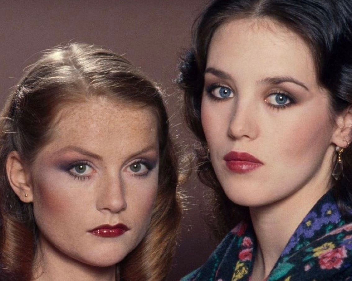 1979年，伊莎贝尔·于佩尔与伊莎贝尔·阿佳妮，在出演《勃朗特姐妹》时期拍摄的同