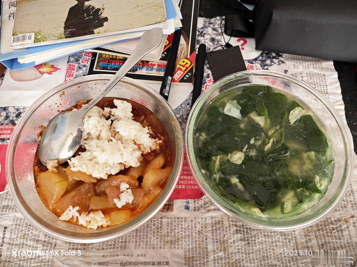 今天食堂午餐美食:  红烧羊排，焖冬瓜，菠菜鸡蛋汤，饭后再来颗巧克力。 ​​​