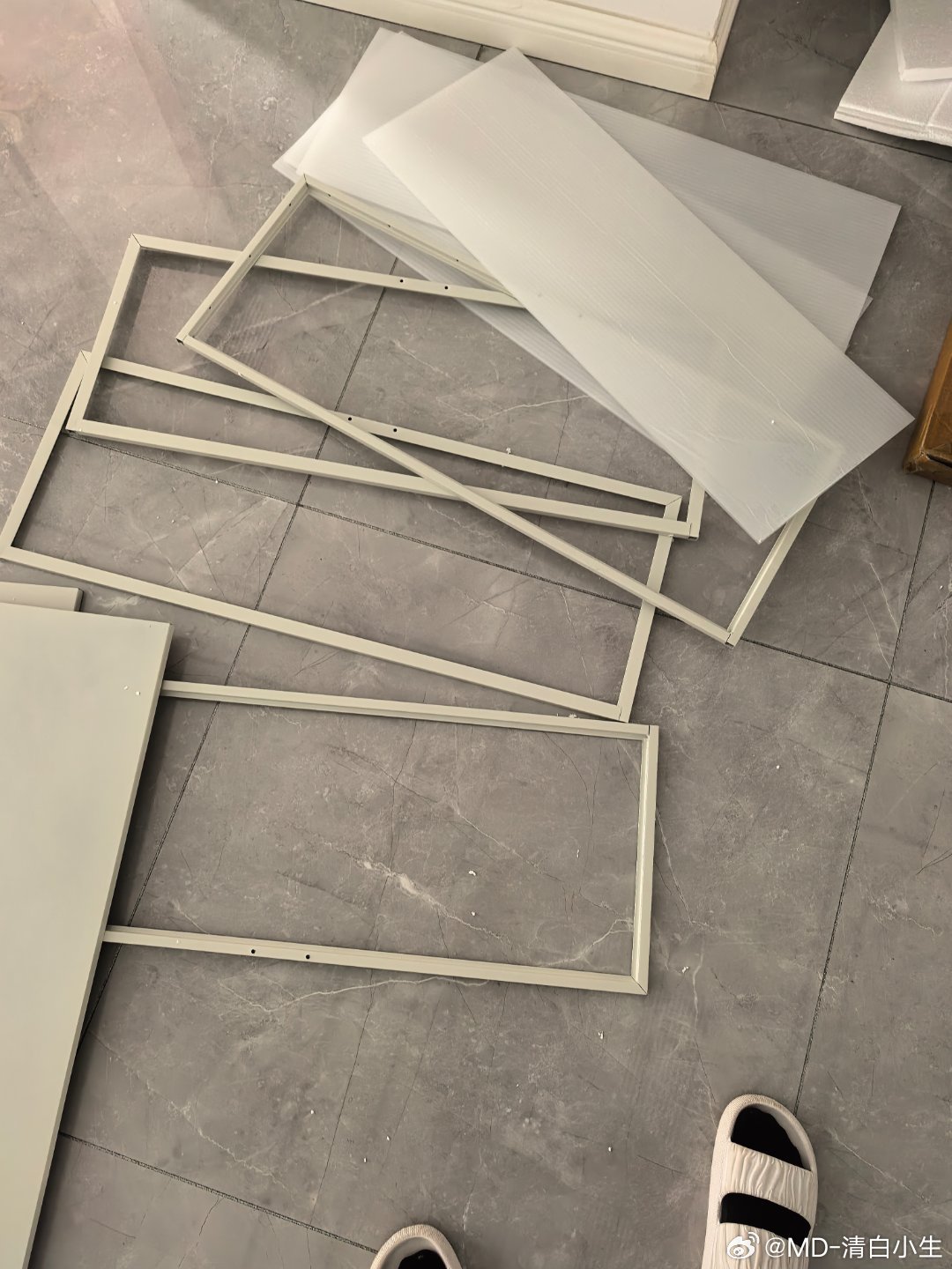 昨天下午化身女汉子组装柜子，虽然美甲也被我干废了，还好装好了