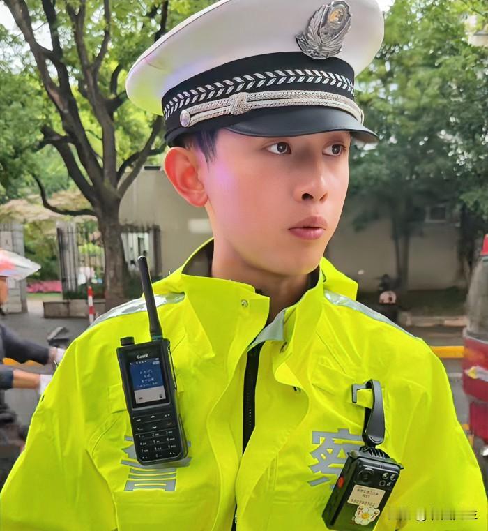 “你去找我老公”...

上海，女司机，开车追尾前车，交警定她全责，罚150不扣