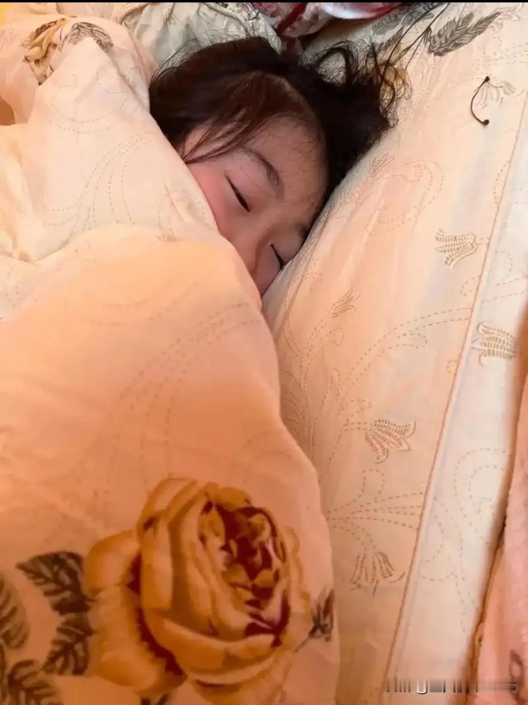 天津女孩高考结束连睡一天一夜，醒来一番话，让父母瞬间泪流满面
 
天津一女孩高考