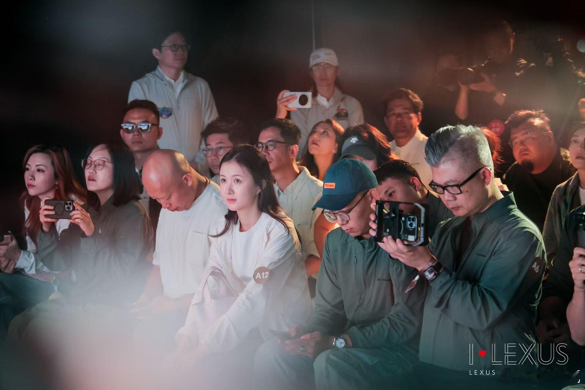 王铜根vs小酸奶[憧憬]最喜欢的男车评人和女车评人终于合影了[努力]面对小酸奶的