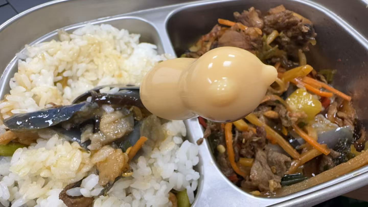 “怎么在吃🐷咪咪啊 🐷咪咪不能吃”“这是勺子柄”