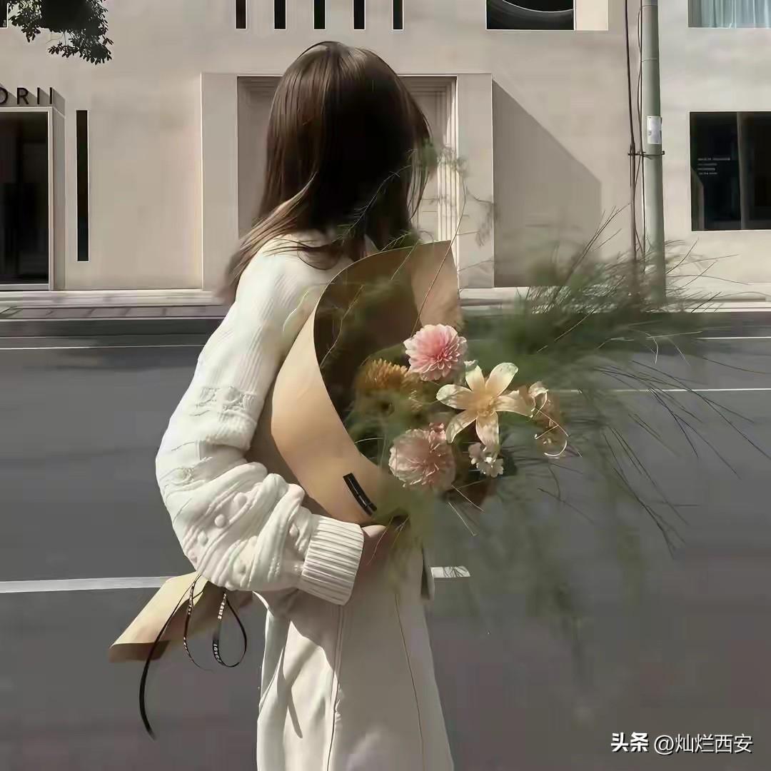 聪明的人，
都是努力生活，
抽空爱人。

愚蠢的人，
都是努力爱人，
抽空生活。
