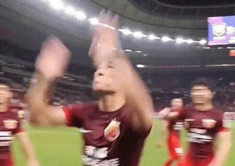 一场足协杯赛事，上海海港3-2战胜申花。然而，国足队长武磊却在赛后沦为申花球迷口