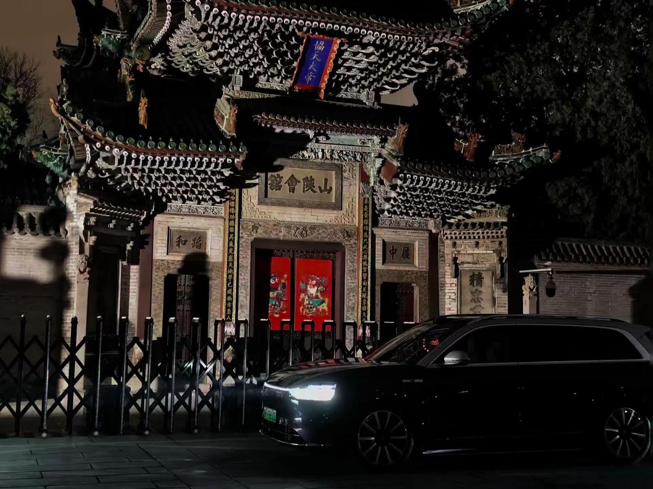 问界M9陪我逛古城 山陕会馆龙堤大教堂分别位于古城南门和东门大教堂在龙堤码头旁边