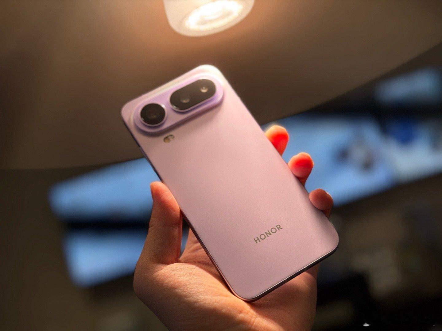 说实话，第一眼看到荣耀Magic8 Pro Air，真的会被它的薄惊到！拿在手里