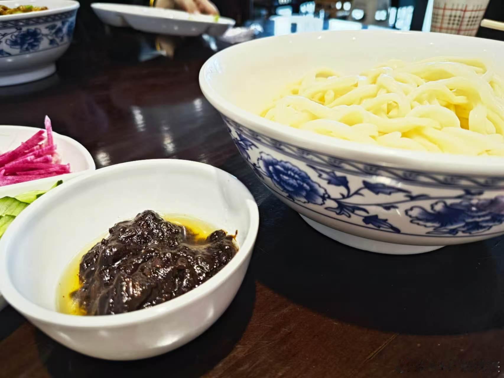 黄仁勋去吃了炸酱面 没想到黄仁勋还是一位老吃家，到了北京就得来上那么一碗炸酱面，