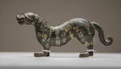 [浮云]1975年，西安一男子玩泥巴，捡到一生锈铜老虎，拿到废品站卖，却只值3毛