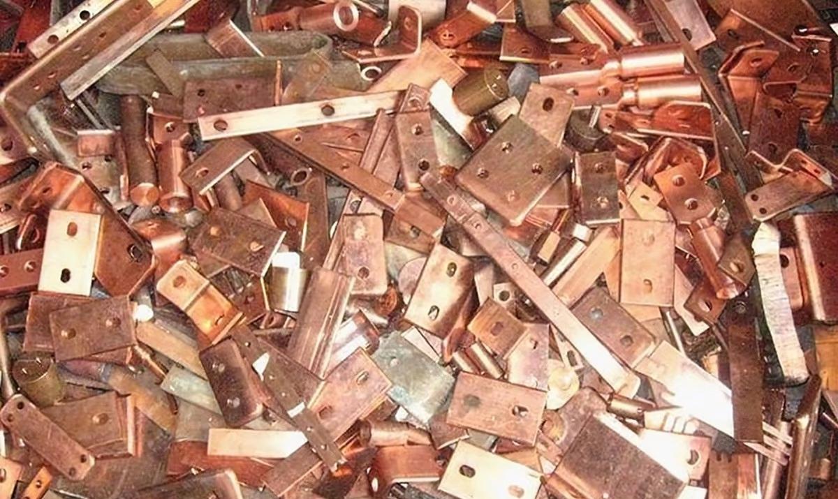 我厂每到月底发工资老板娘就卖铜，一个发工资差不多4200000元，全厂差不多20