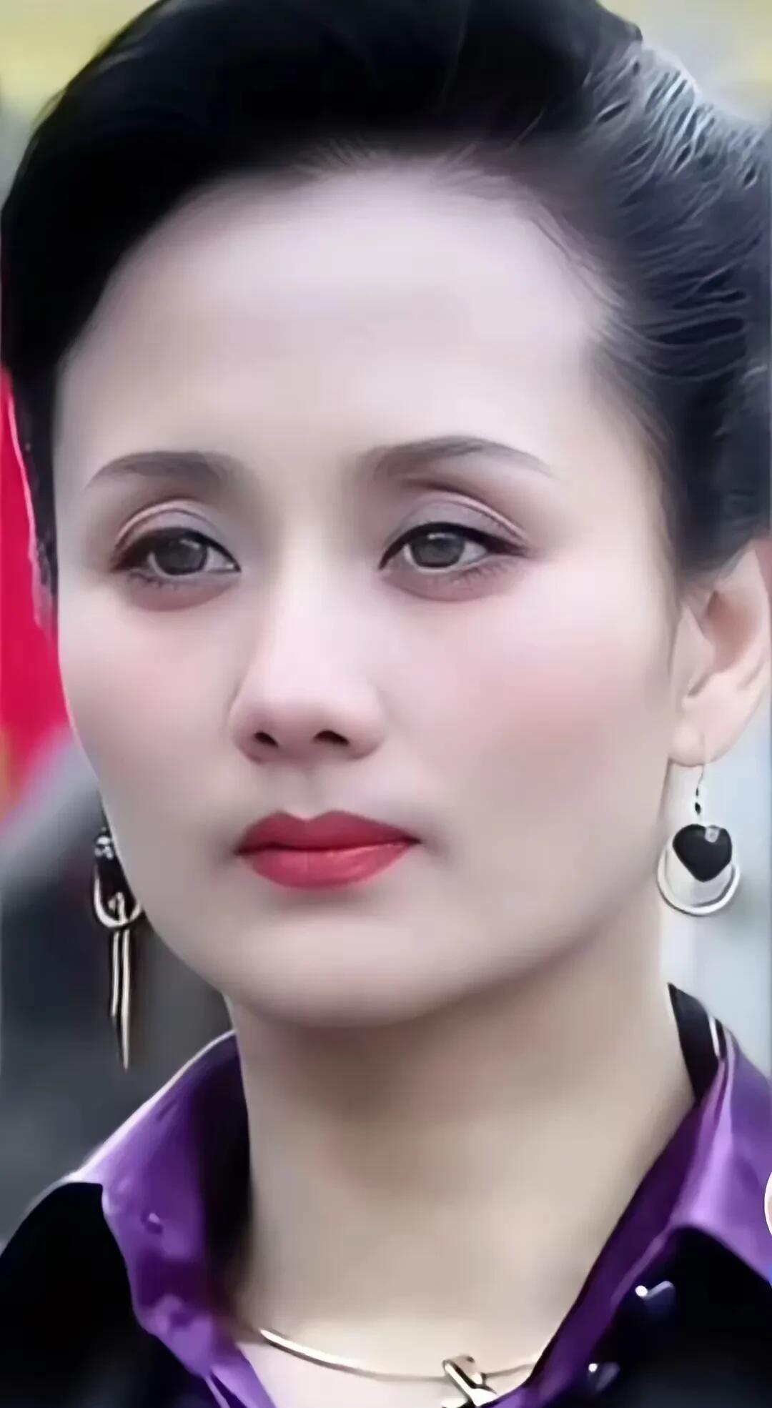 大家还记得这一个漂亮的女演员吗？她是土生土长的上海人，饰演过很多富太太，女强人的