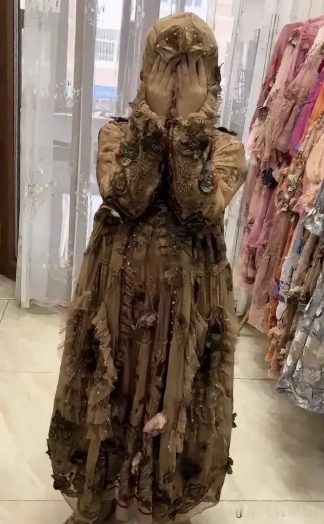 今天和闺蜜出去买衣服，闺蜜试了试这件衣服！
导购一直夸她穿着好看！她竟然有想买的