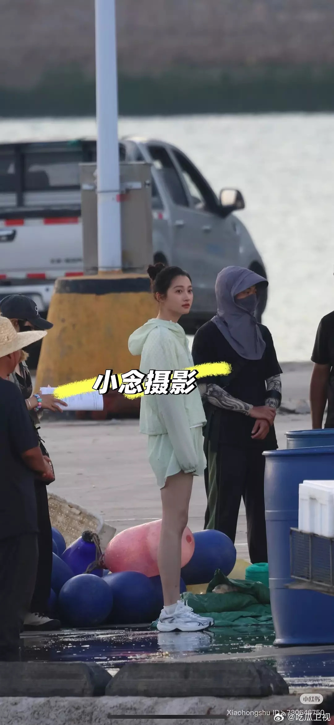 关晓彤《耀眼》今日路透，还得是丸子头。 ​​​