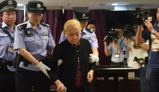 2017年，广东83岁老母亲将60粒安眠药碾碎放入儿子的粥里，用勺子喂进儿子嘴中