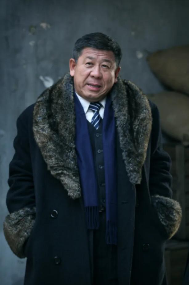 程煜的弟弟有白血病，为了给弟弟看病，没钱娶媳妇儿。一日，弟弟痛哭：“别再管我了，