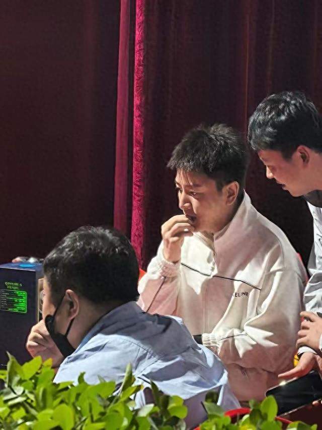 贾乃亮临汾吃席被拍！褪去明星光环太真实