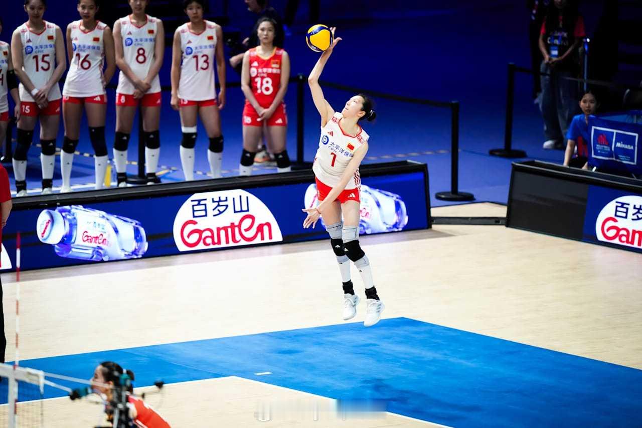 2025世界女排联赛中国女排vs保加利亚女排 第三局吴梦洁发球轮连得8分 ​​​