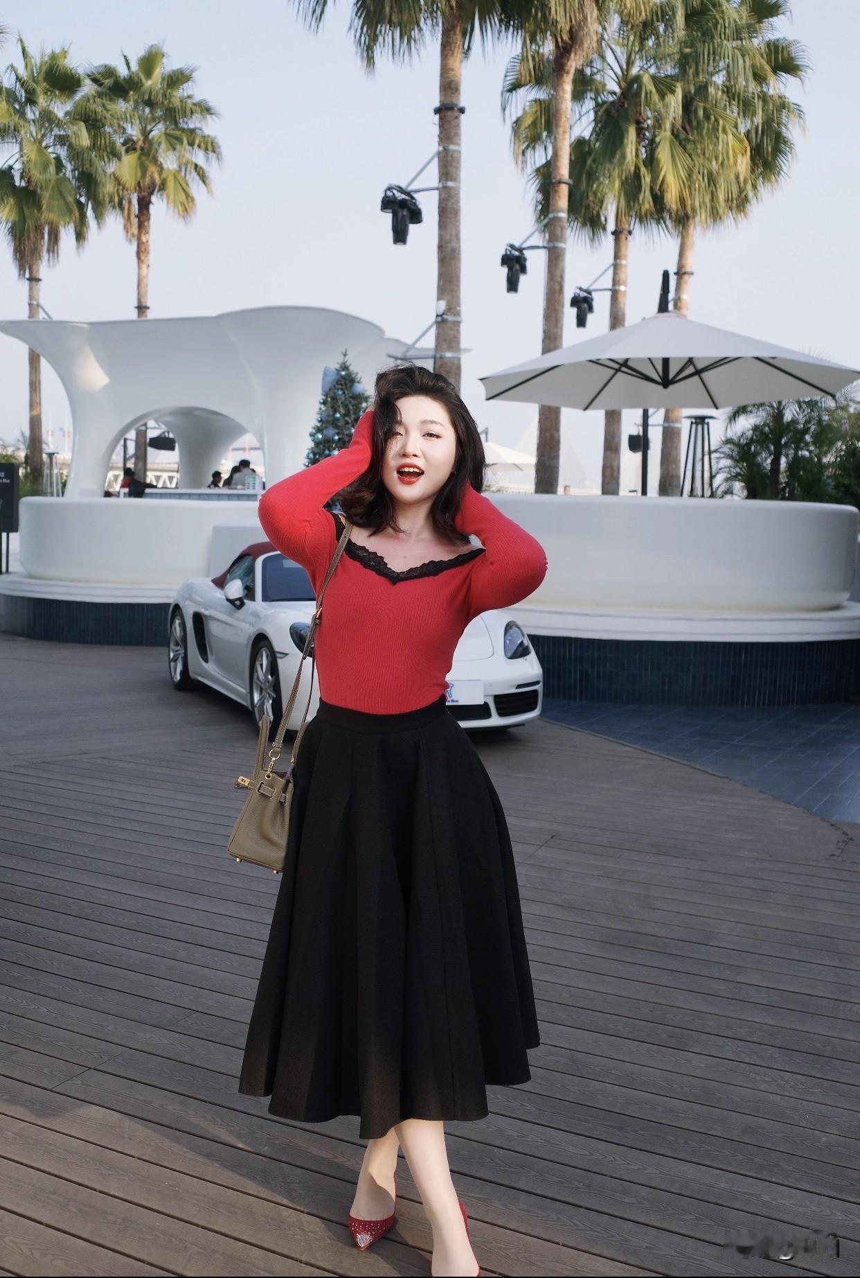 女人如何穿出含蓄的性感?窗边慵懒时光，红衣少女倚靠沙发，静享宁静午后。