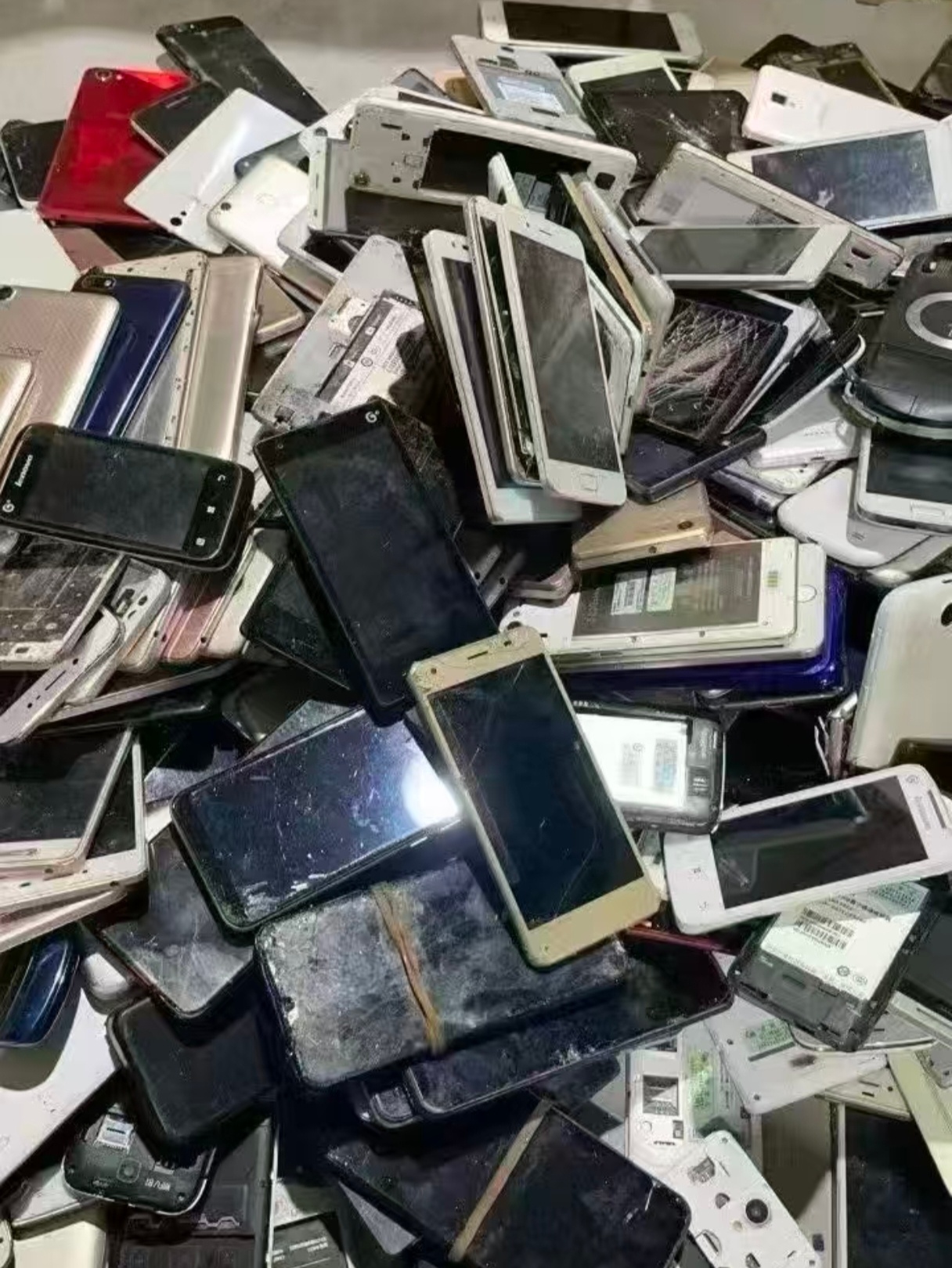 家里吃灰的旧手机突然成了香饽饽新机涨价带动旧机的回收。接下来你将看到很多关于回收