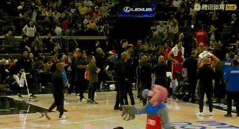 这美女谁？台媒会抓拍，NBA也会！
前面还对着板凳席呢，转眼一个大摇臂，直接对准