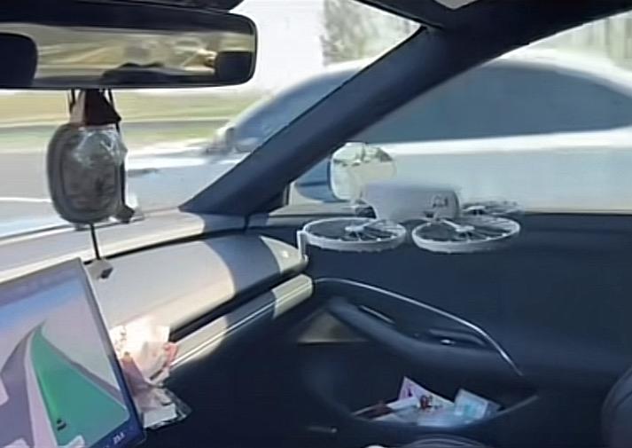 无人机可以在高速行驶的车内悬停吗？