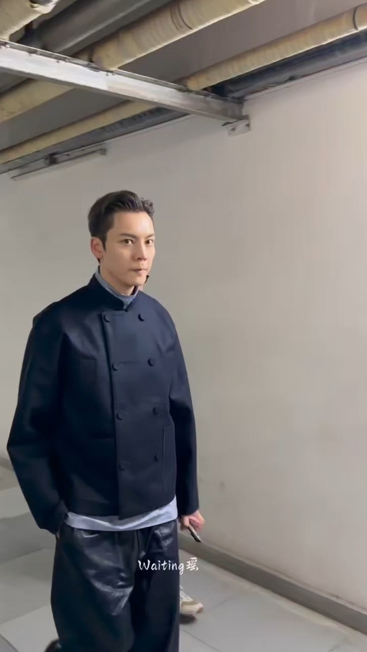 陈伟霆耳机都摘了结果被耍到了 这个 怎么又被粉丝戏耍成功！陈伟霆和粉丝的对抗路仿