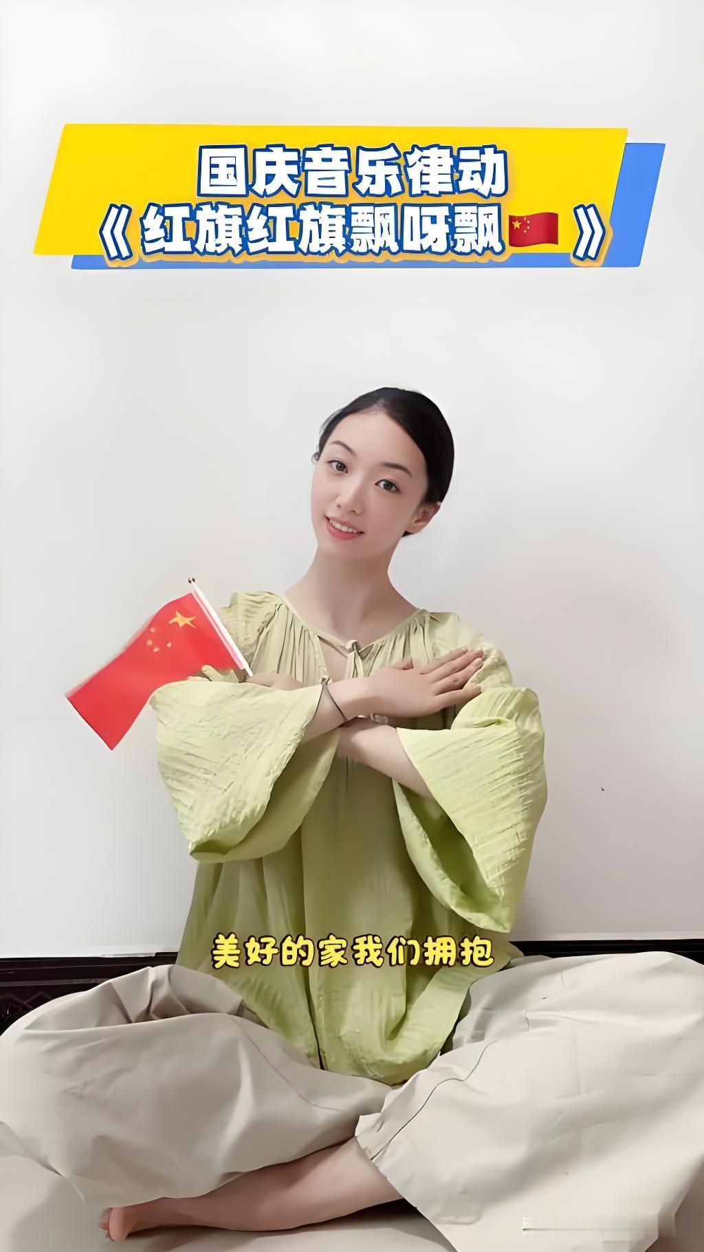 国庆期间，海外多所中国留学生社团自发组织快闪活动，上百名留学生聚在校园广场，齐声