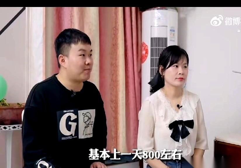 那对号称用AI写作两年赚200万的夫妻，刚上完热搜，扭头号就没了。
前脚还在镜头