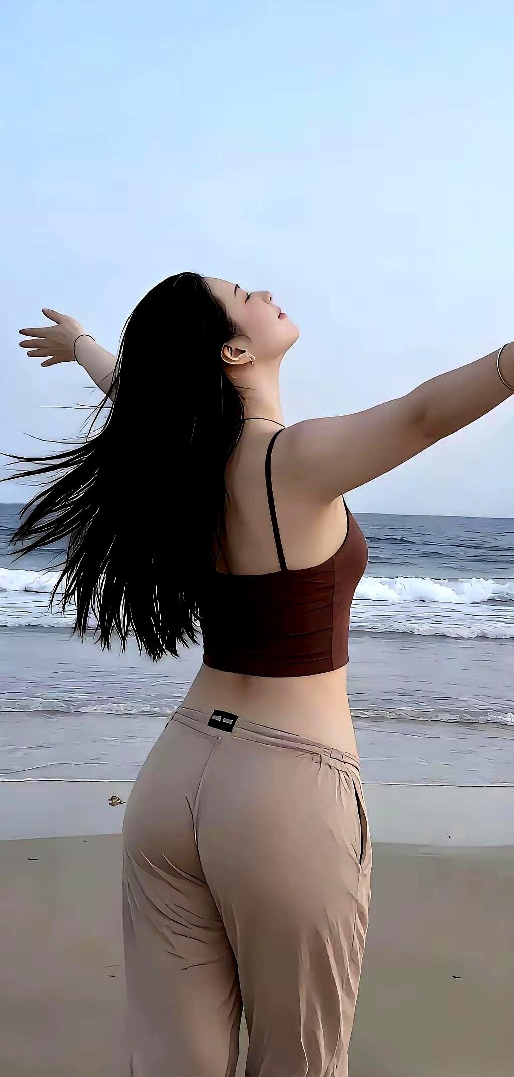 亲眼看见一个退了休的老领导，站在路边，想跟俩以前的下属打招呼。
结果人家俩，眼皮