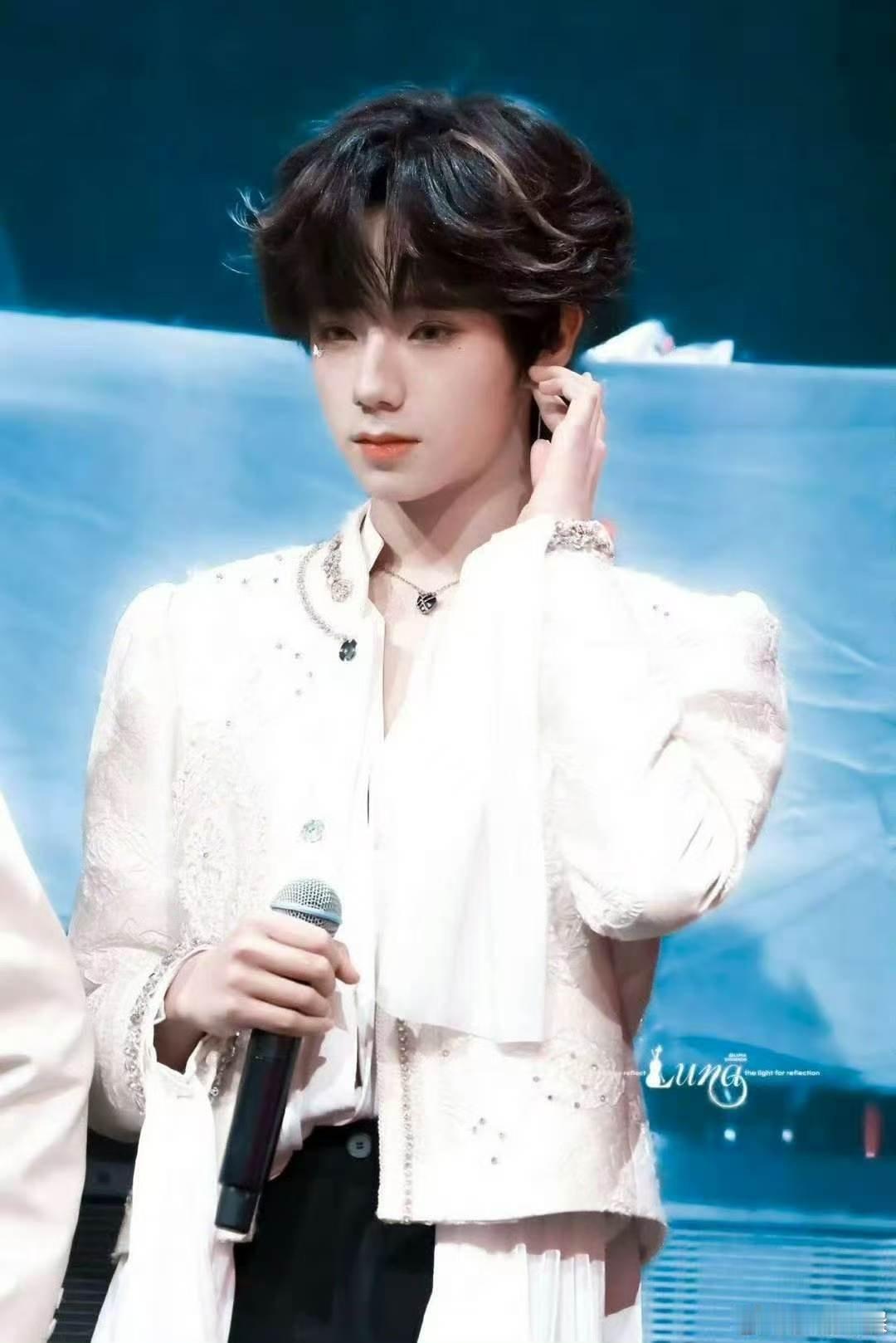 王橹杰月光下白玫瑰王橹杰少年如玉王橹杰月光下白玫瑰，不错不错， 