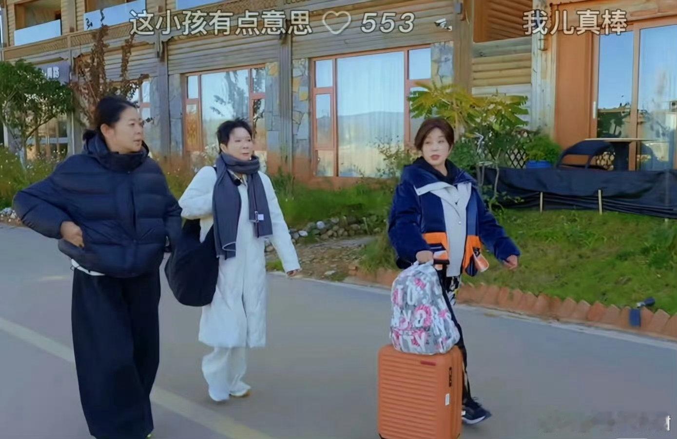 去酒店庆奶也是自己拎箱子，关键是她就一个箱子，太厉害了！ 