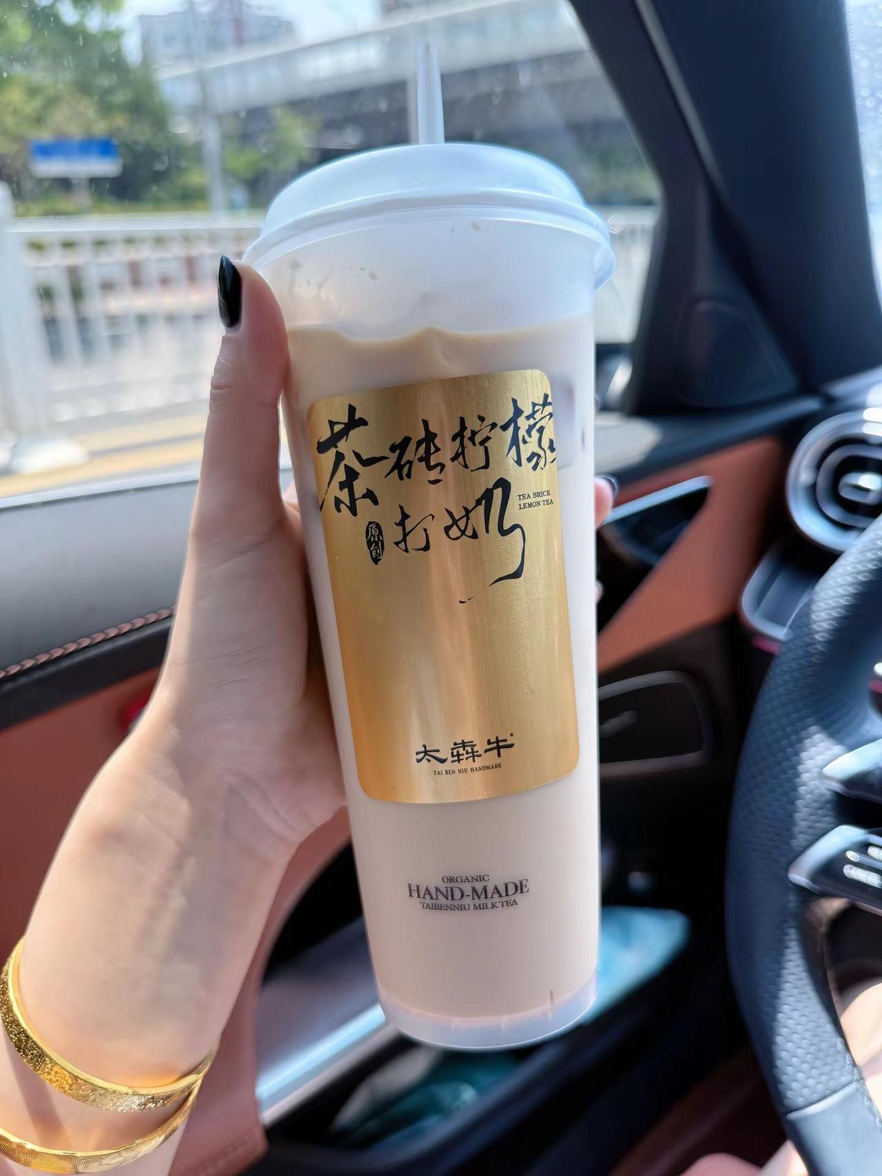 闺蜜我们这样捧着奶茶去打球真的能瘦吗羽毛球服穿搭