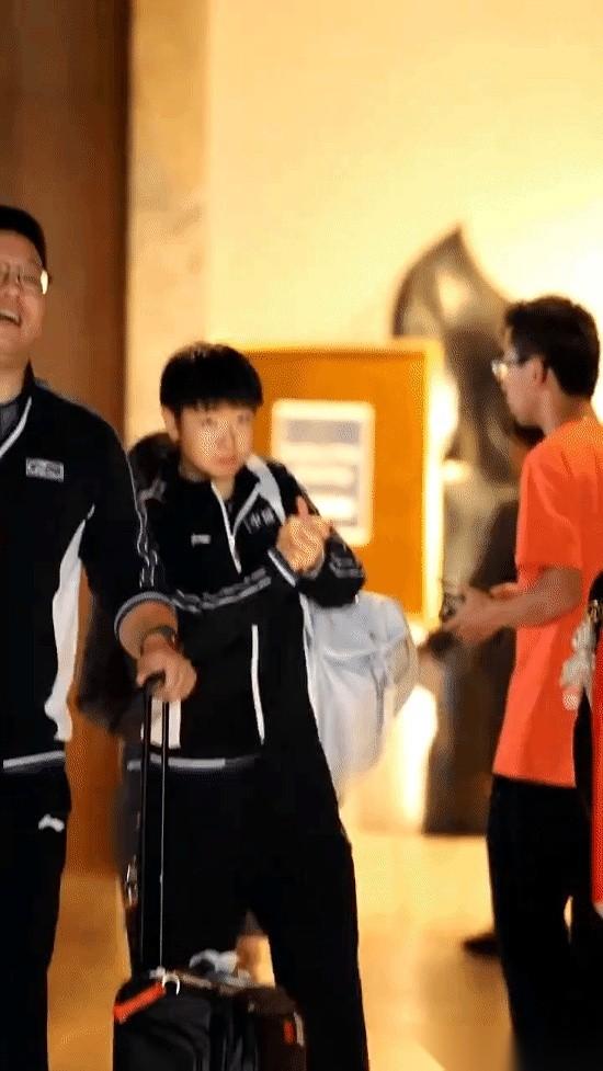 饭吃完了，队服换上了，突然“啪”地一下，她给自己拍了拍手。
就这么一下。
旁边的