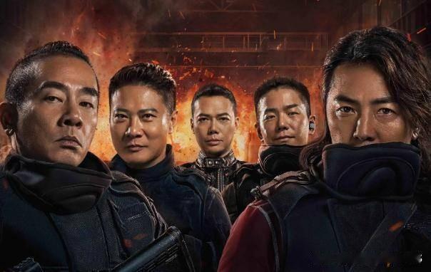 来，瞧瞧这张《黄金兄弟》的旧合影，郑伊健、陈小春、谢天华、钱嘉乐、林晓峰，张张都