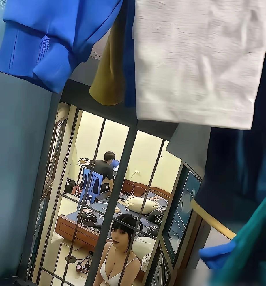 晚上10点半，隔壁小孩突然嚎啕大哭，楼上又开始“咚咚咚”跑步。这场景我太熟了——